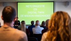 Zaal kijkt naar presentatie Netcongestie en digital twin De Wieken Vinkenhoef