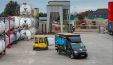 Een waterstof-bedrijfswagen wordt geladen met behulp van een vorkheftruck