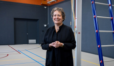 Margreet Kokshoorn in de gymzaal van het dorpshuis