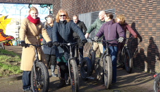 Statenleden gingen op een elektrische step op bezoek bij de warmteproductiecentrale in Veenendaal