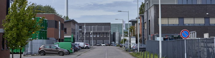 bedrijventerrein, met een windturbine op de achtergrond