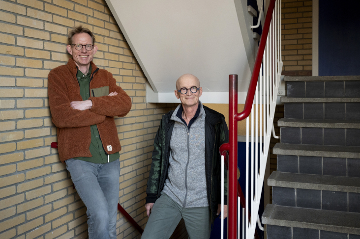 Huddie Klein en Hugo Graafland in het trappenhuis van hun appartementencomplex