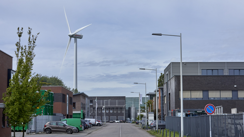 bedrijventerrein, met een windturbine op de achtergrond