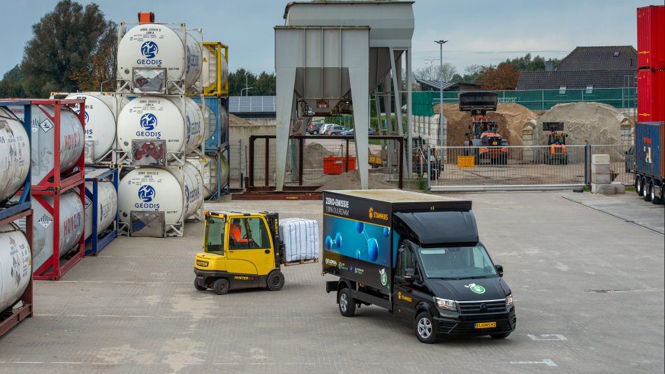 Een waterstof-bedrijfswagen wordt geladen met behulp van een vorkheftruck