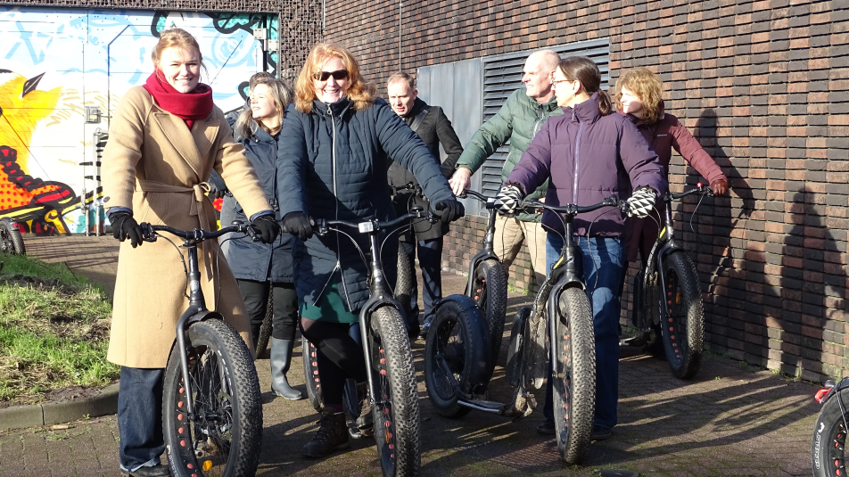 Statenleden gingen op een elektrische step op bezoek bij de warmteproductiecentrale in Veenendaal