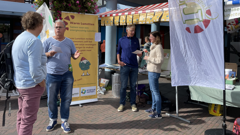 Kraam van het initiatief voor het lokale winkelcentrum